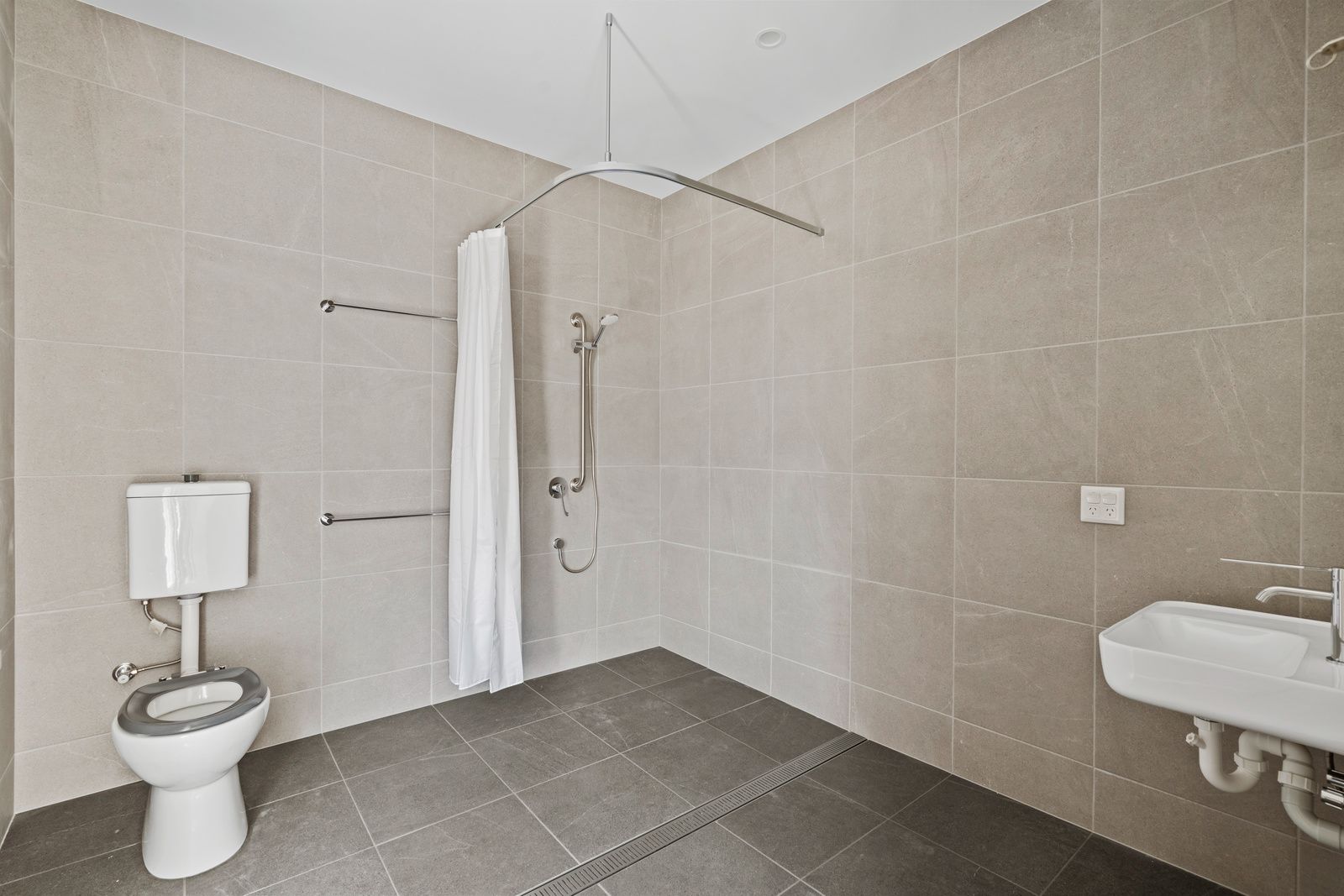 016 Open2view_ID999345-271_Aberdeen_Parade