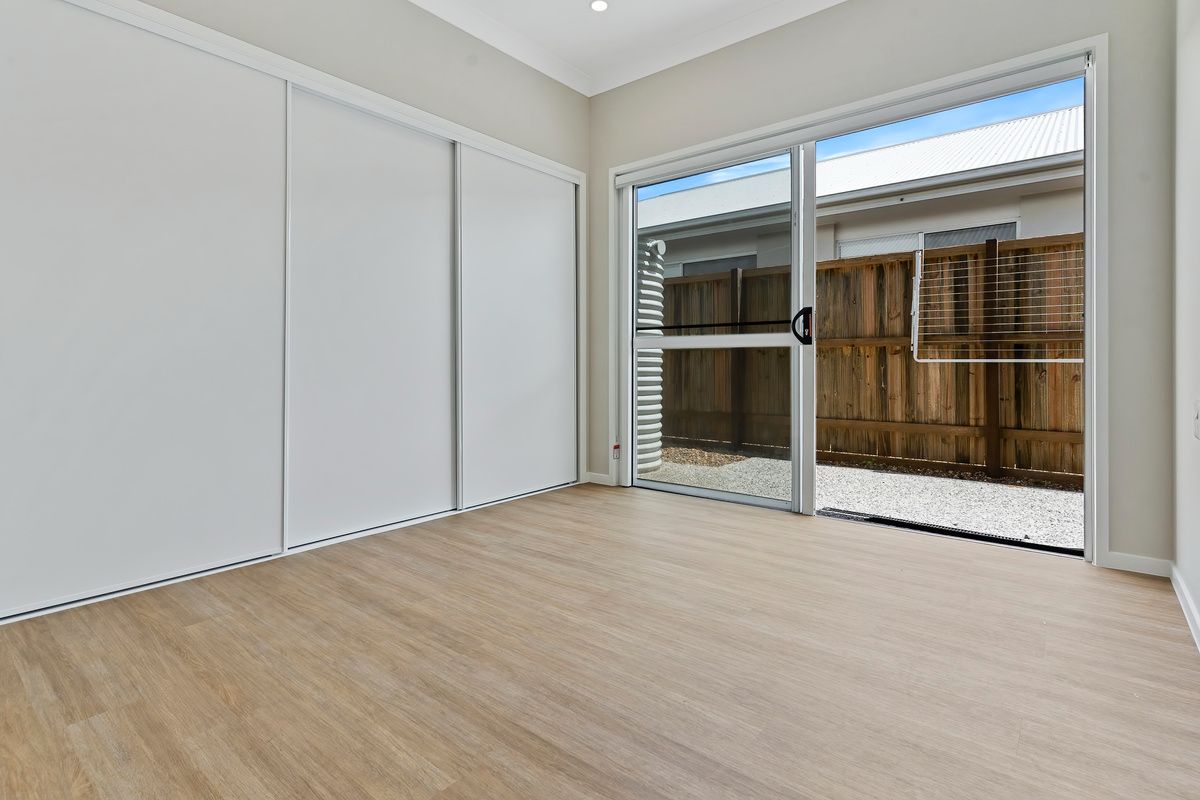 PROFESSIONAL PHOTO   LOW RES 6