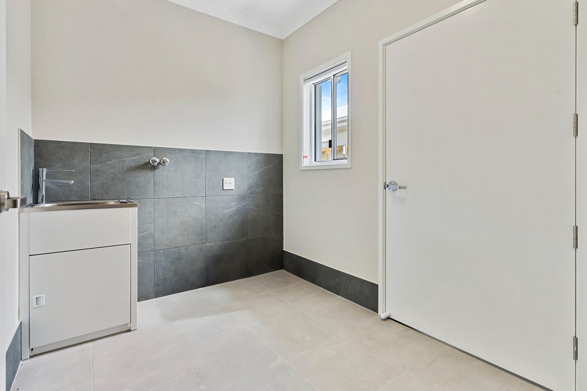 PROFESSIONAL PHOTO   LOW RES 16