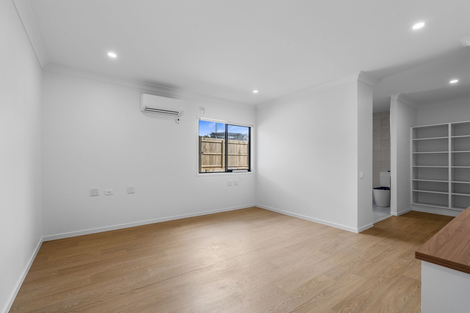 005 Open2view_ID966177-45_Vanessa_Dr_Cotswold_Hills