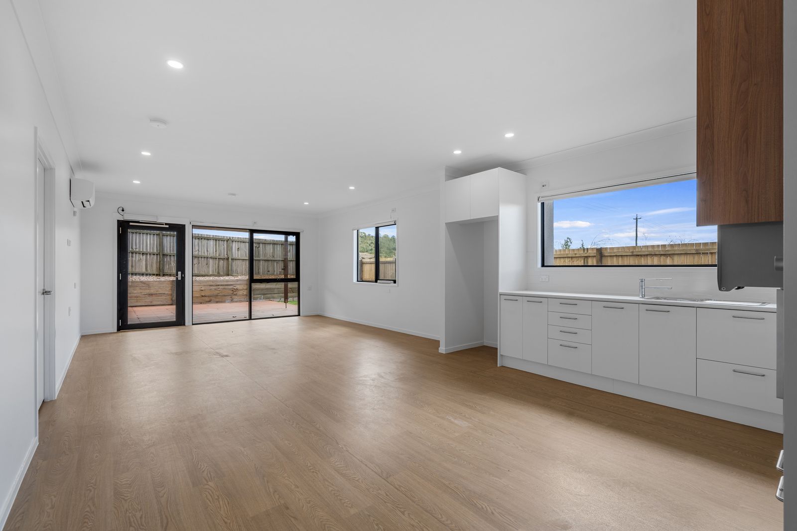 004 Open2view_ID966177-45_Vanessa_Dr_Cotswold_Hills