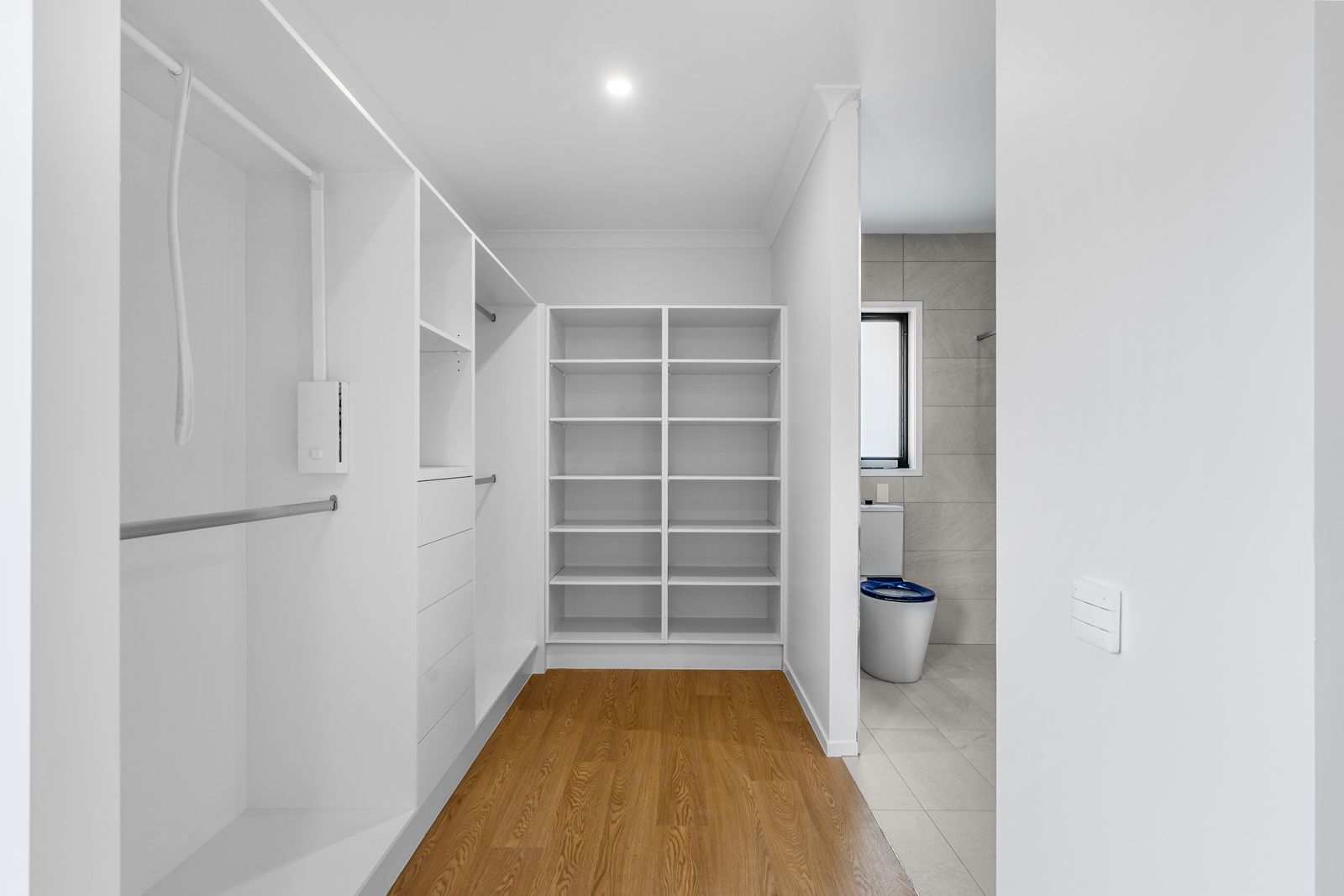 009 Open2view_ID966177-45_Vanessa_Dr_Cotswold_Hills