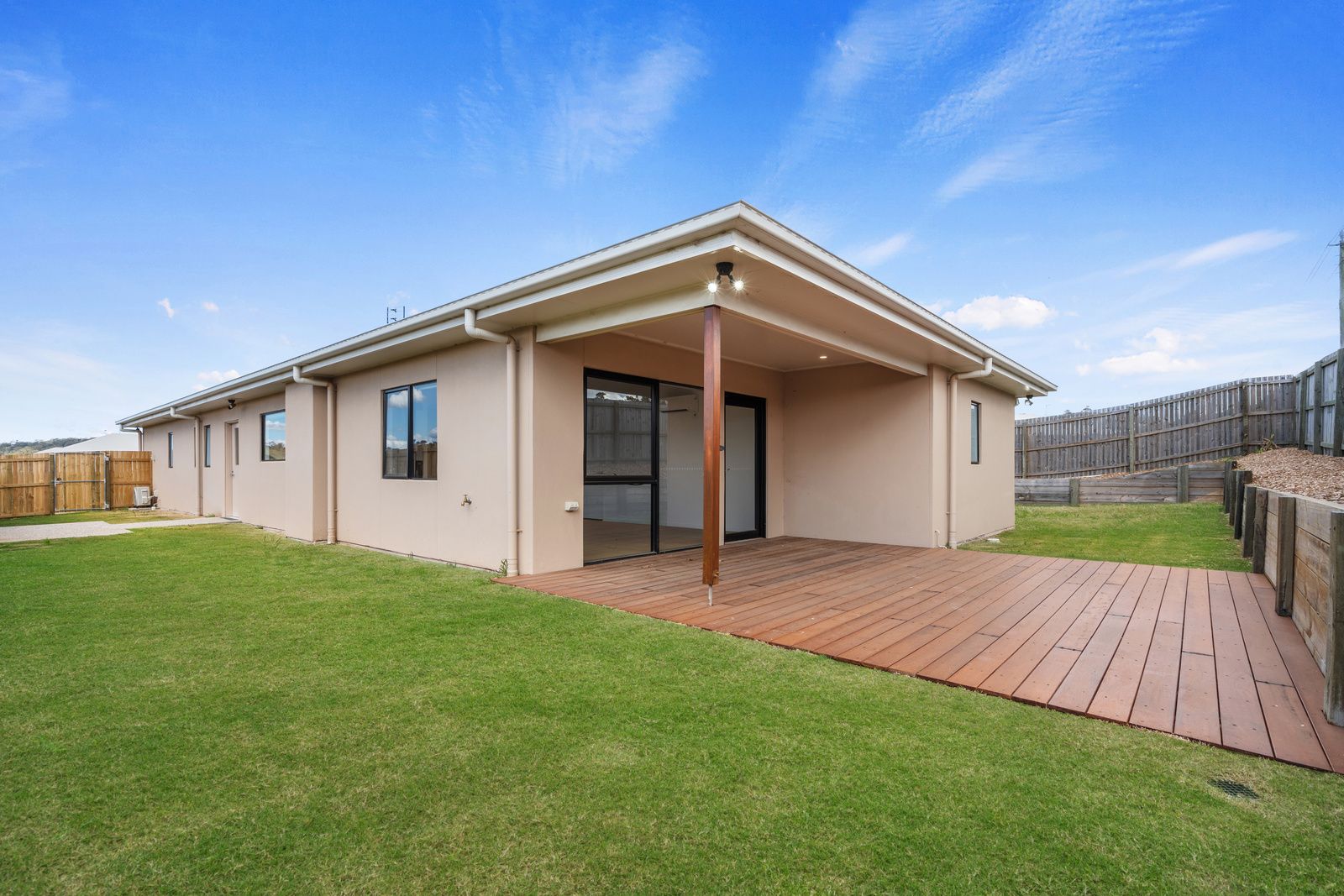 016 Open2view_ID966177-45_Vanessa_Dr_Cotswold_Hills