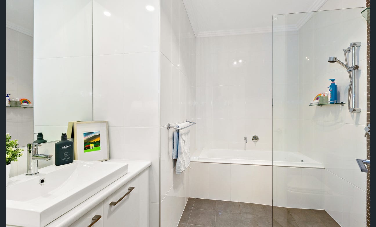 90 Bowker Street Shower