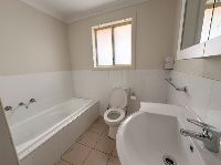 180926 DudleyVilla2_0006_Bathroom