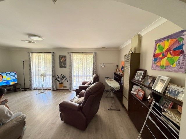 Lounge via kitchen HH