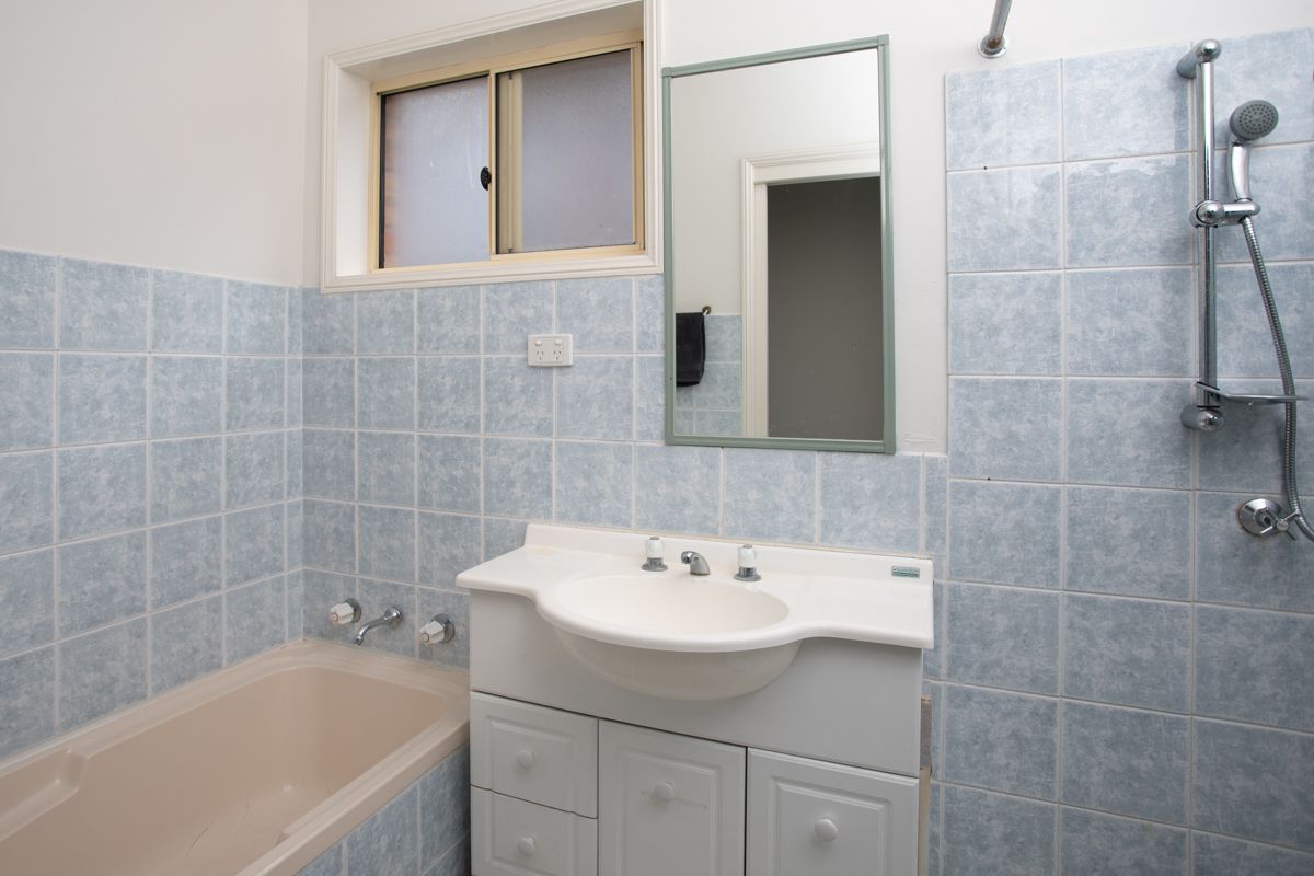 SIL030 LR__Broadmeadow_Unit 1_shared bathroom-1