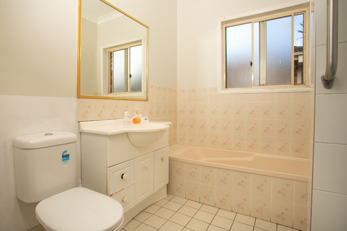 SIL030 LR__Broadmeadow_Unit 2_shared bathroom