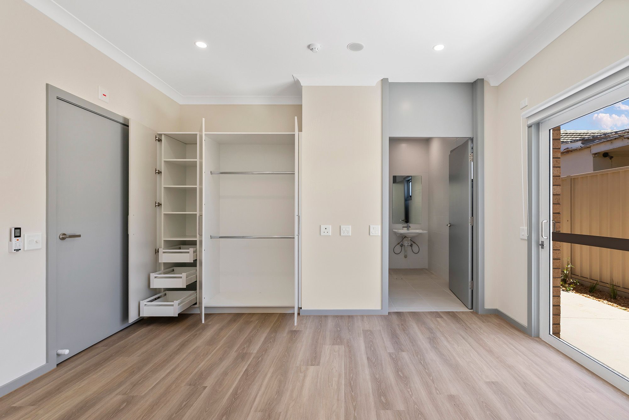 Bedroom into Ensuite LR No Logo