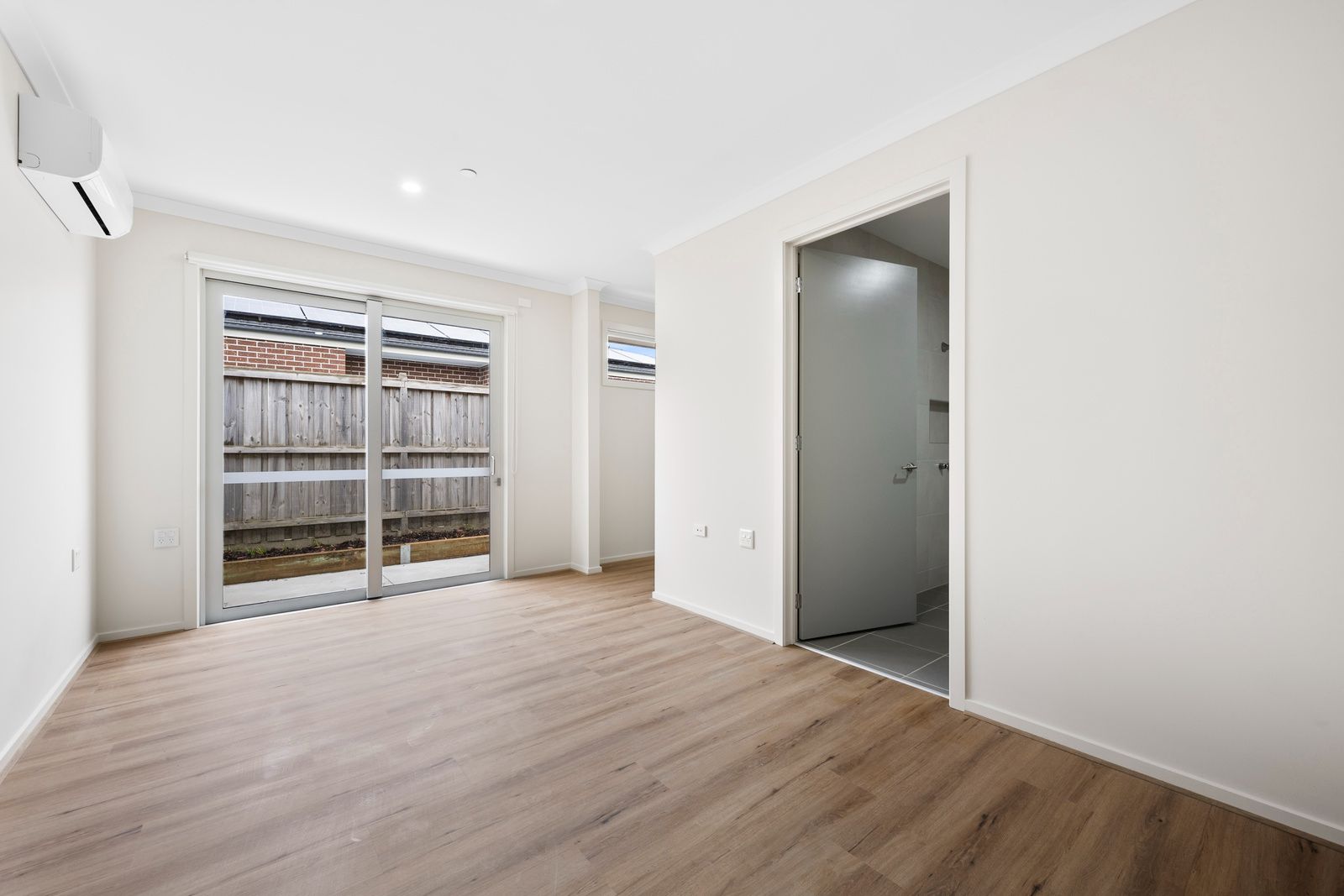 003 Open2view_ID900848-100 Fenway Blvd