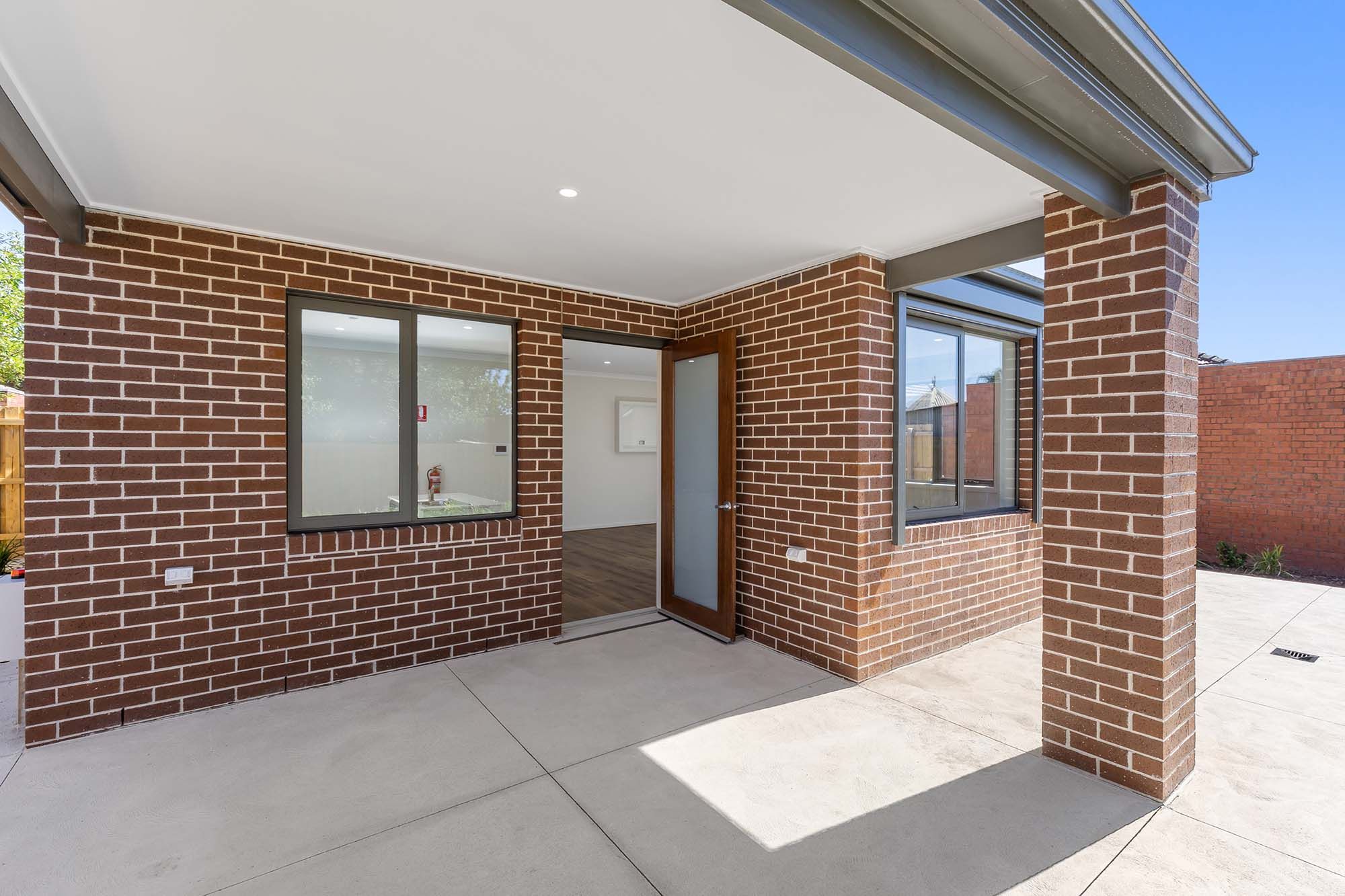 Lois   Alfresco LR No Logo