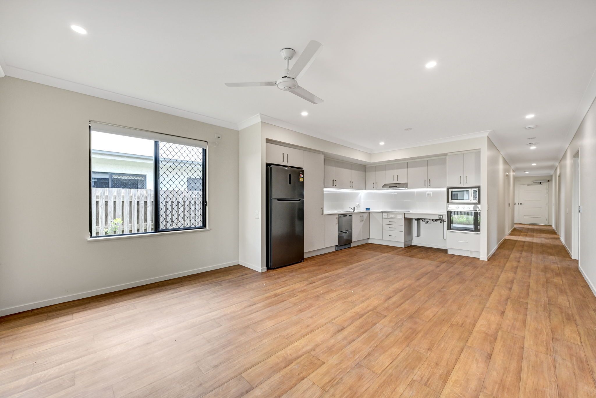 14   Parsonia Dve 16 - Kitchen to Hallway