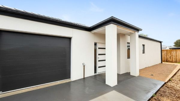 205 Raglan   External