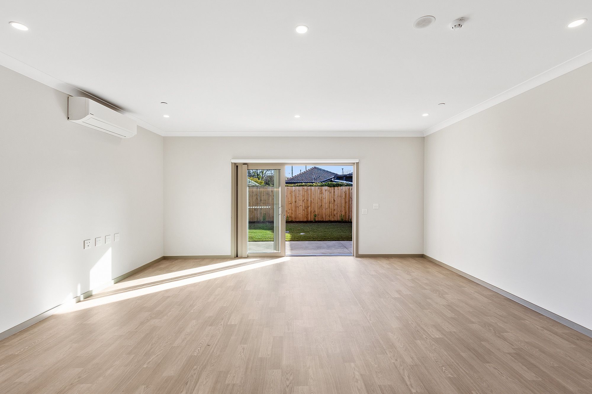 Houston   Living Dining Alfresco 3 LR No Logo