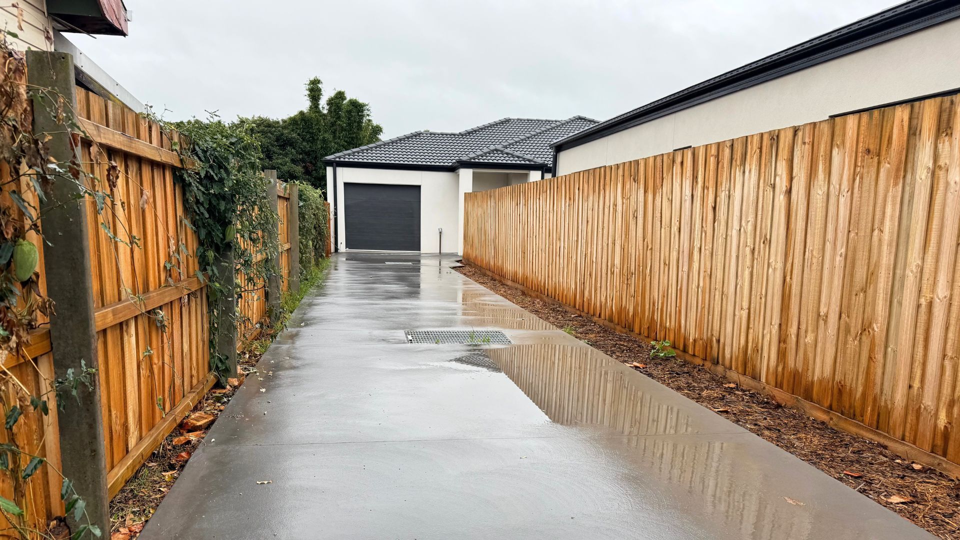 205 Raglan   Driveway