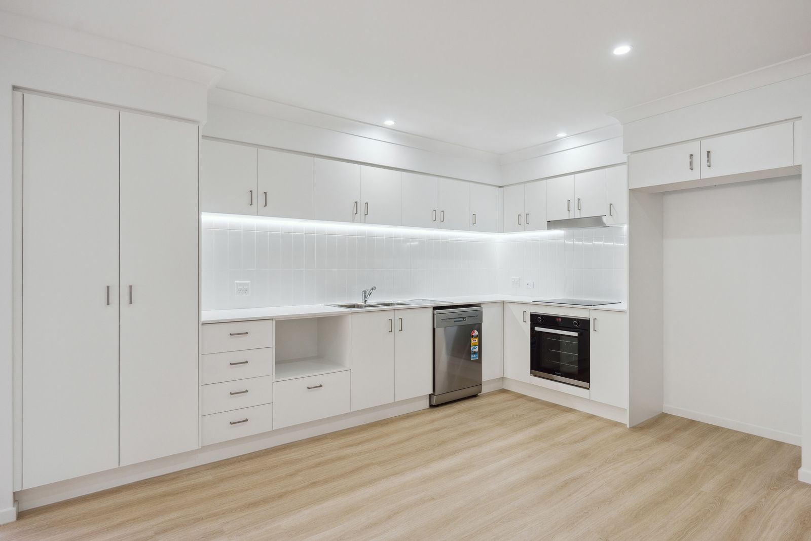 005 Open2view_ID953594-16_Owl_Court__Caboolture