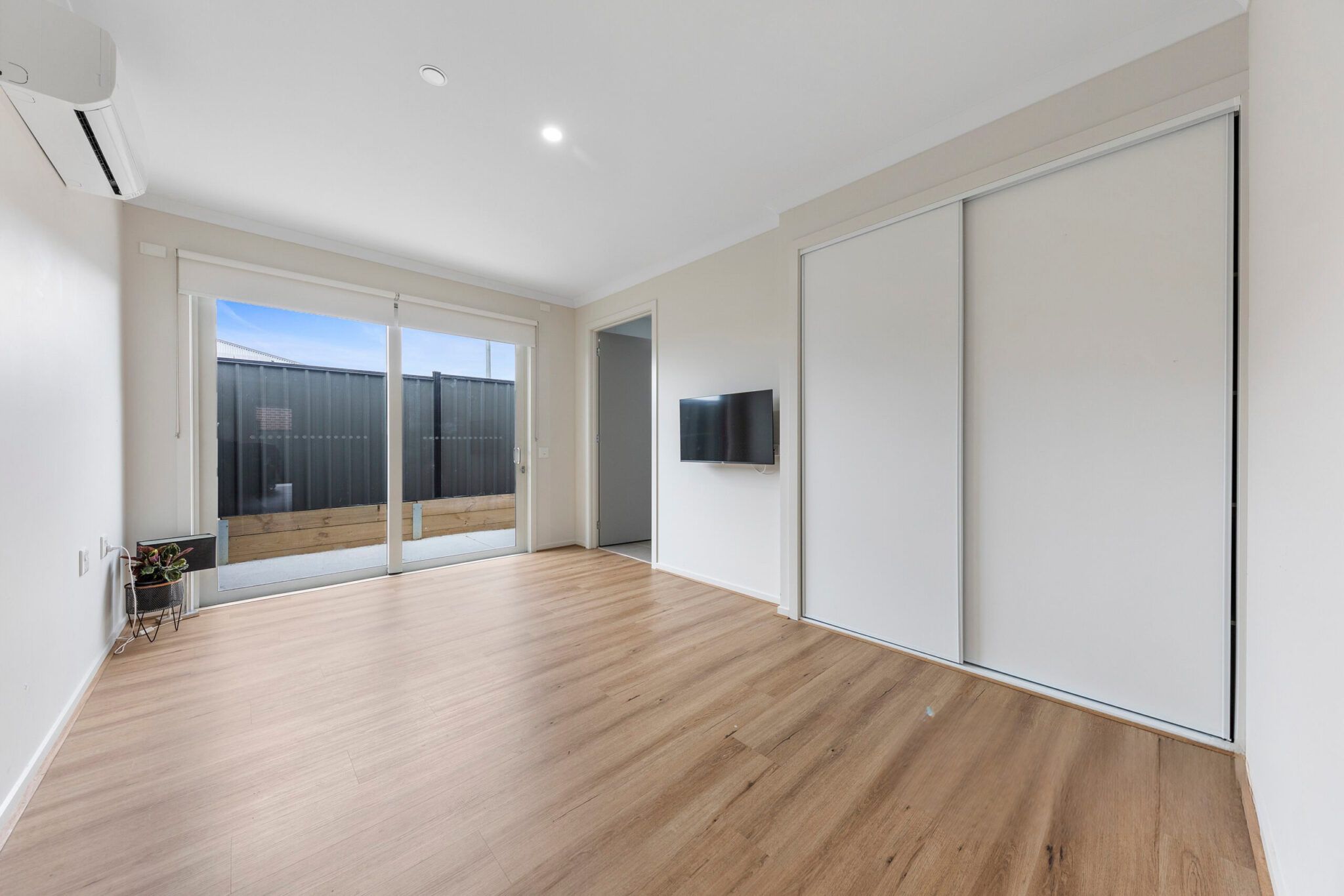 extracted image_7_1-2048x1366