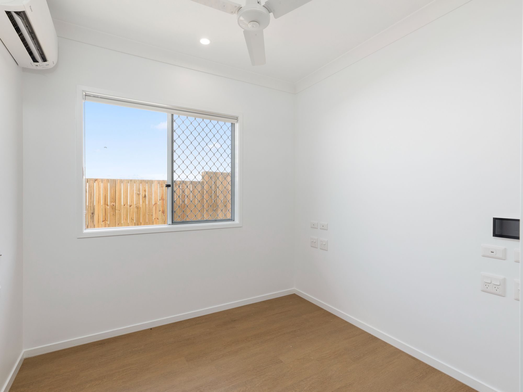 003 Open2view_ID738192-69_Alfred_Rose_Close