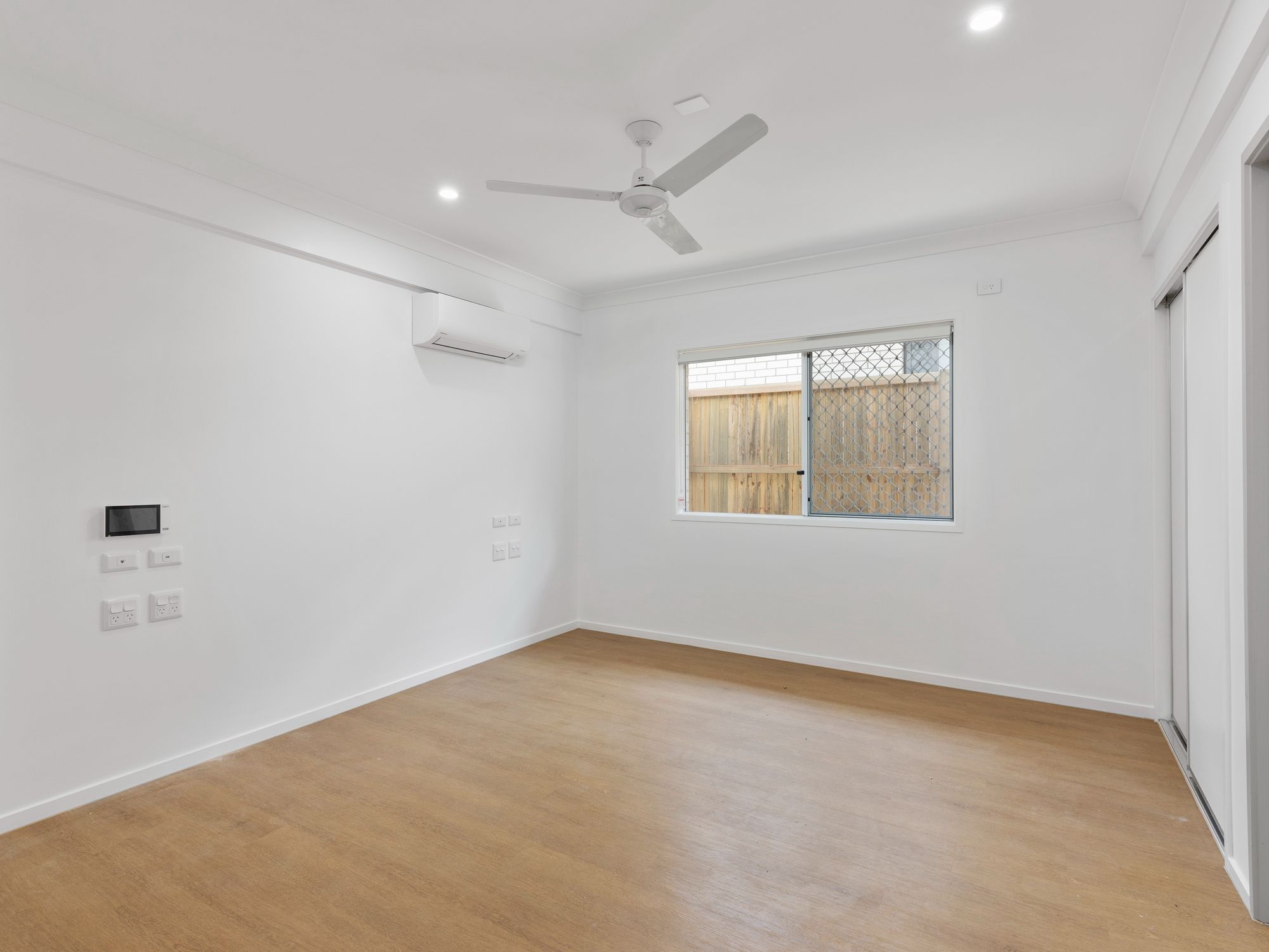 004 Open2view_ID738192-69_Alfred_Rose_Close