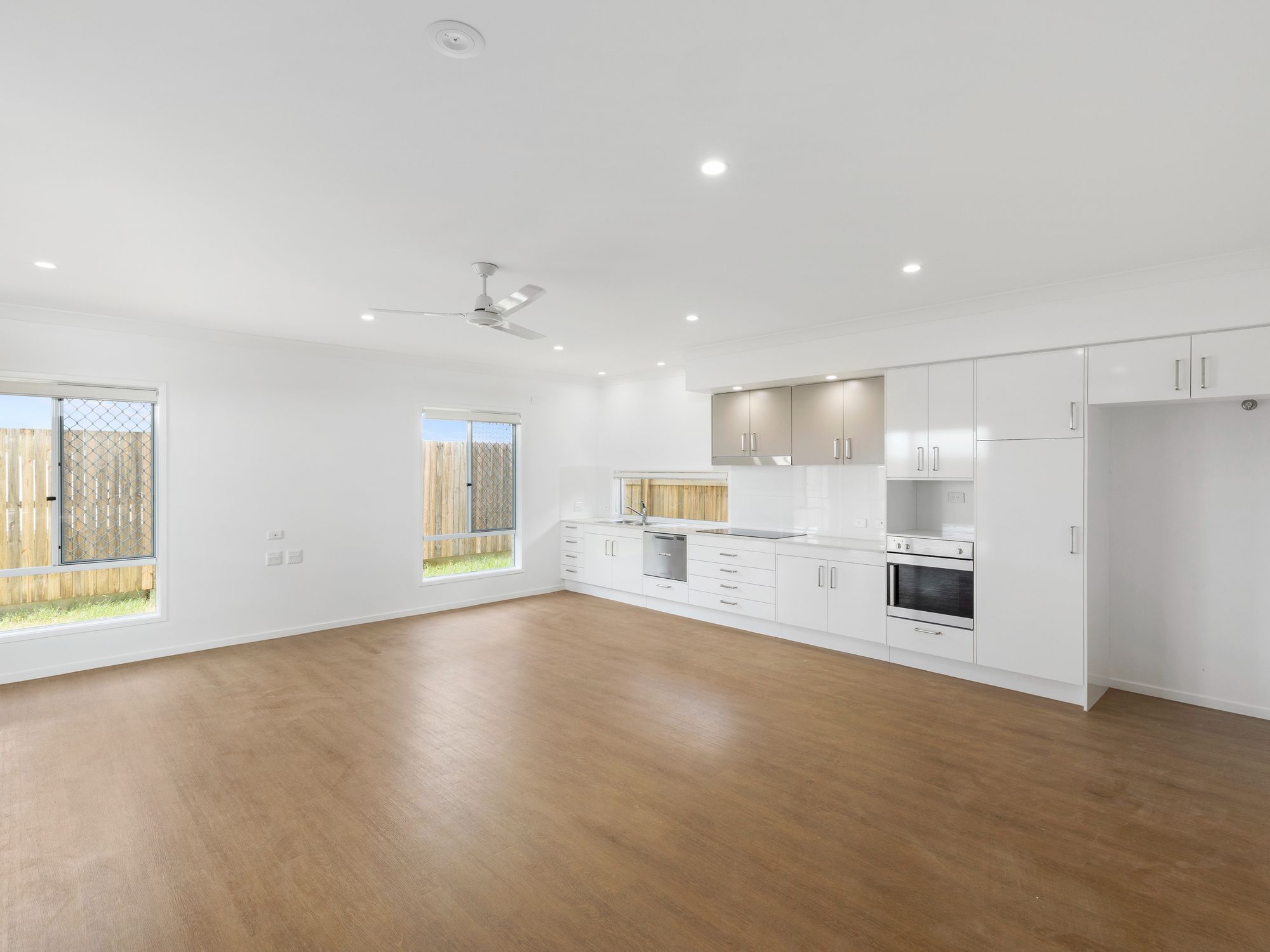 008 Open2view_ID738192-69_Alfred_Rose_Close