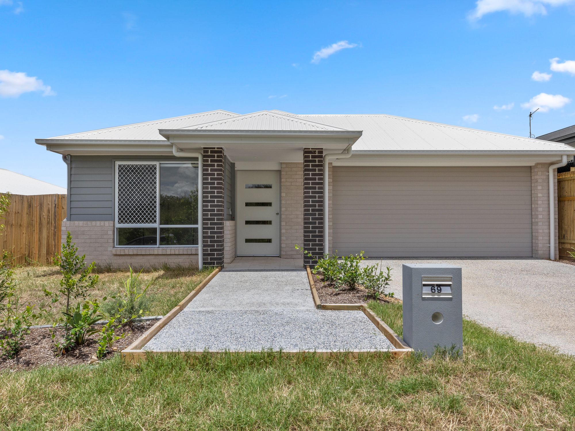 011 Open2view_ID738192-69_Alfred_Rose_Close