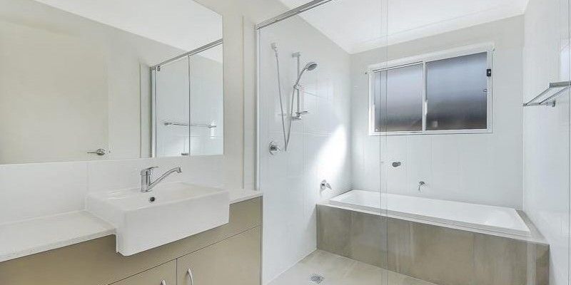 Modern SIL-Vacancy-in-Logan-Reserve-Main-bathroom