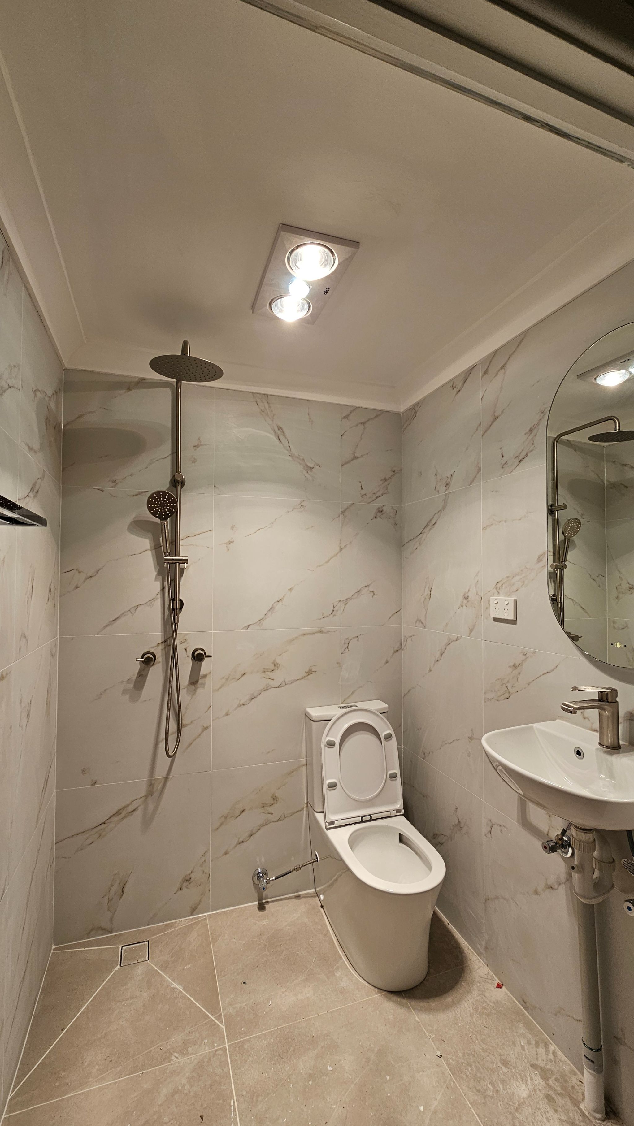 ensuite bathrrom 2nd picture