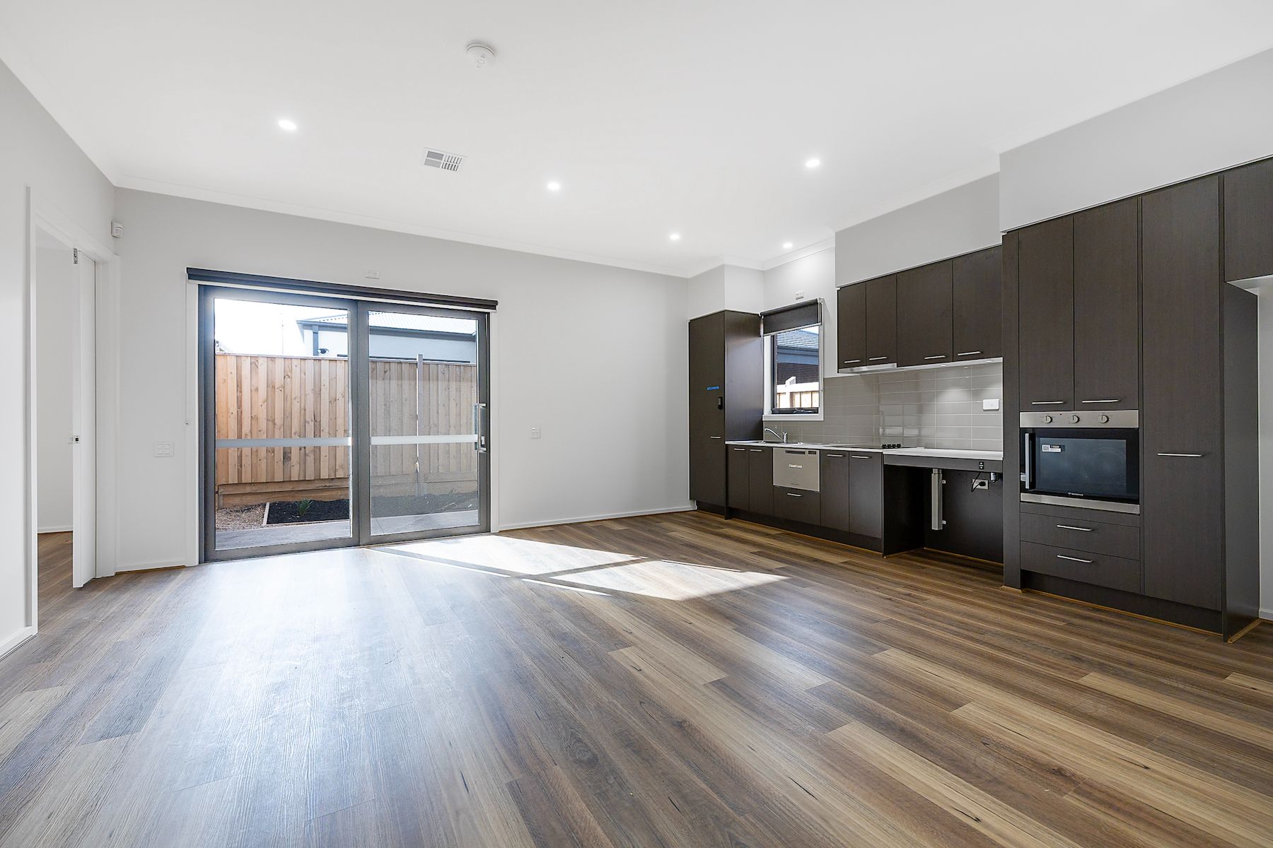 009 Open2view_ID954505-70_Metroon_Drive