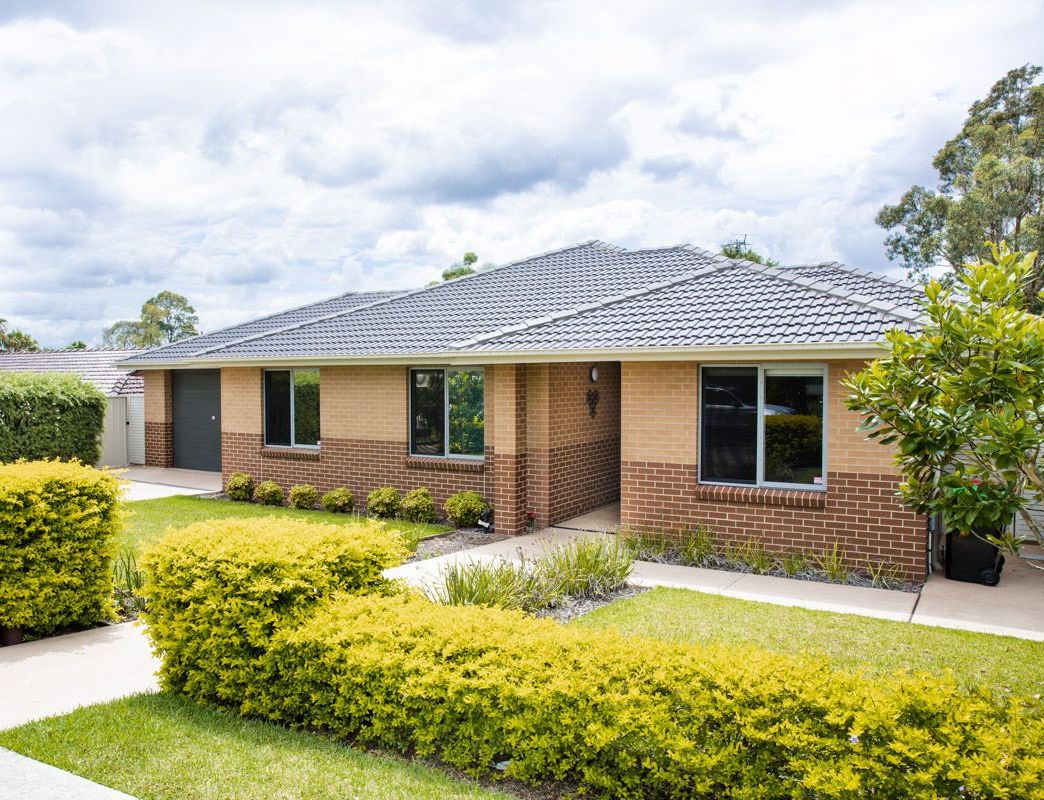 SIL009 Lurnea LR-Front of House-4952