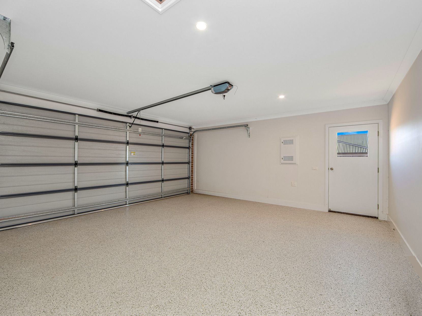 012 Open2view_ID956655-31_Pillar_Street