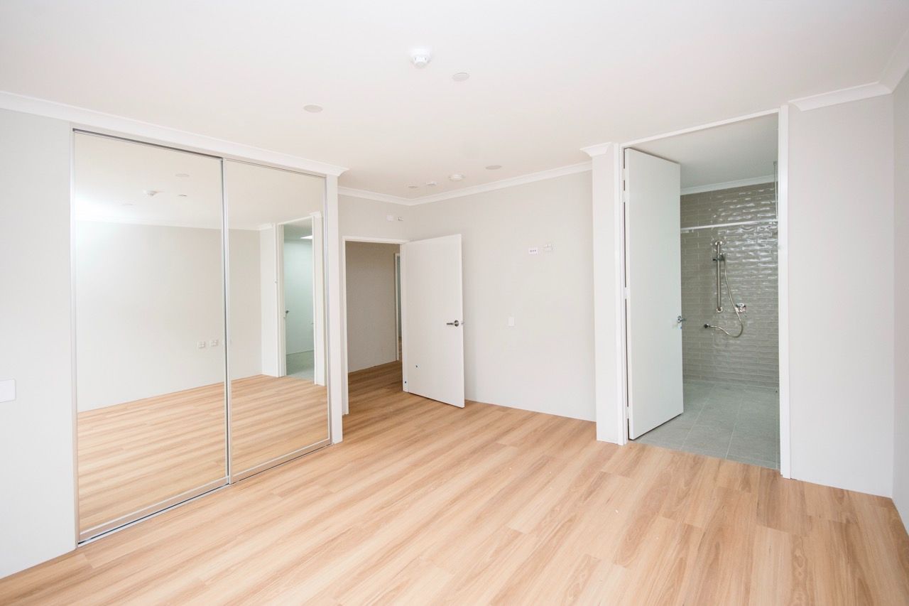 13 Bedroom with Ensuite Large