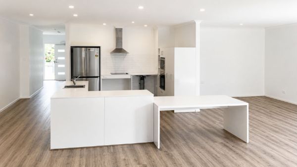 Kitchen Area  2)