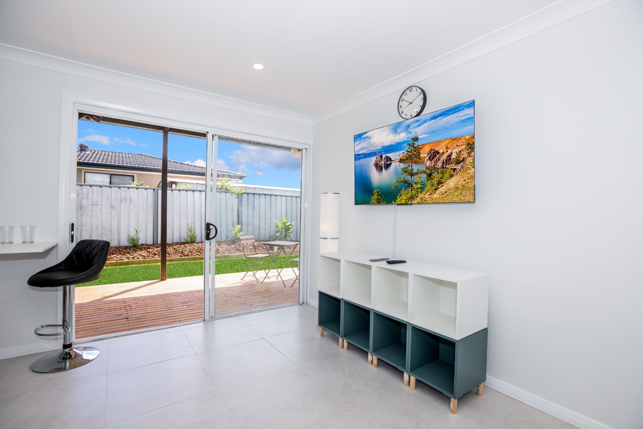 Lounge - Direct Access to Backyard