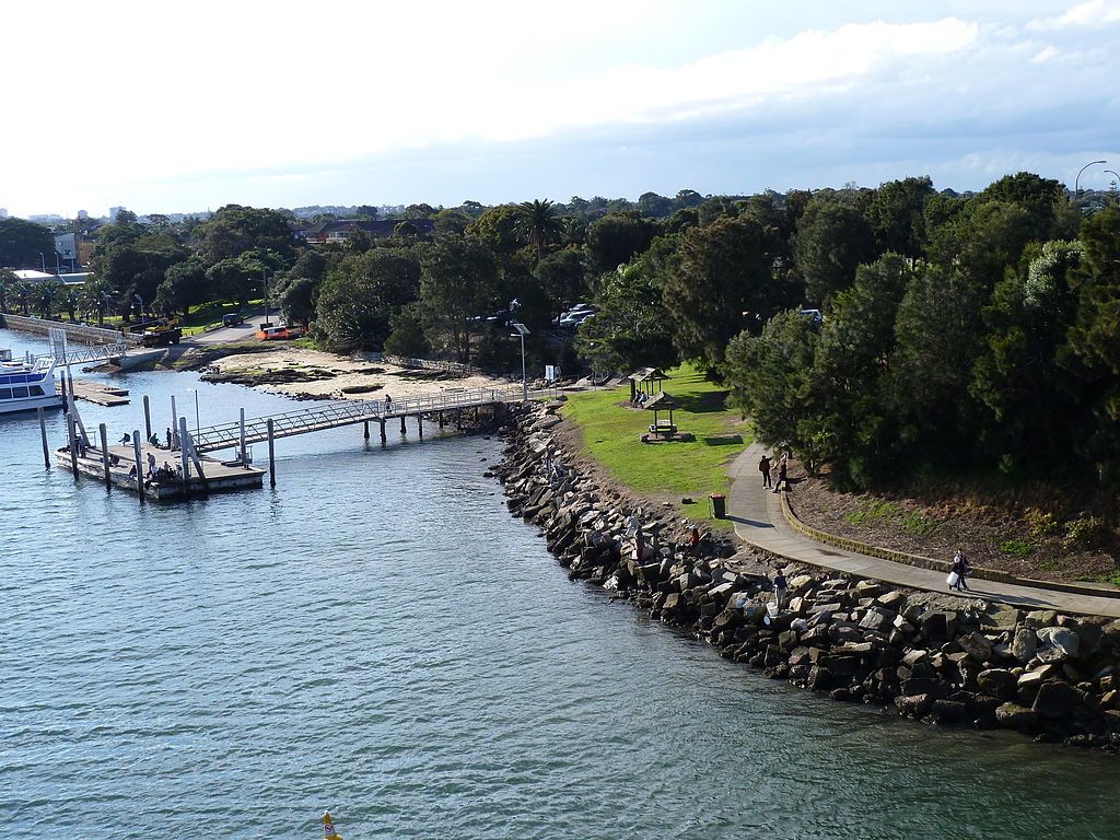 1024px Sans_Souci,_from_Captain_Cook_Bridge,_New_South_Wales_(2010-07-25)