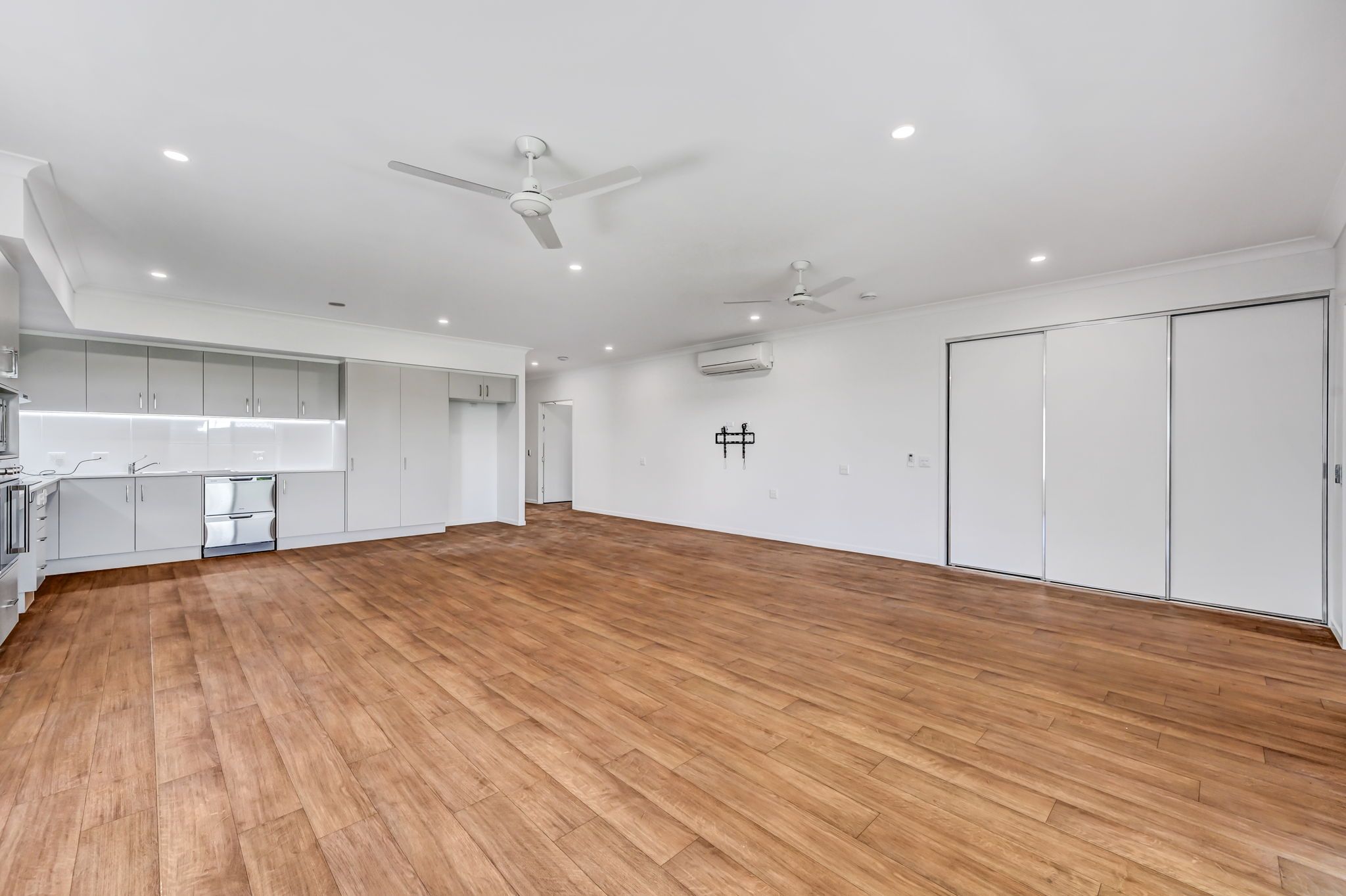 4   Eaglefield St 3 - Living