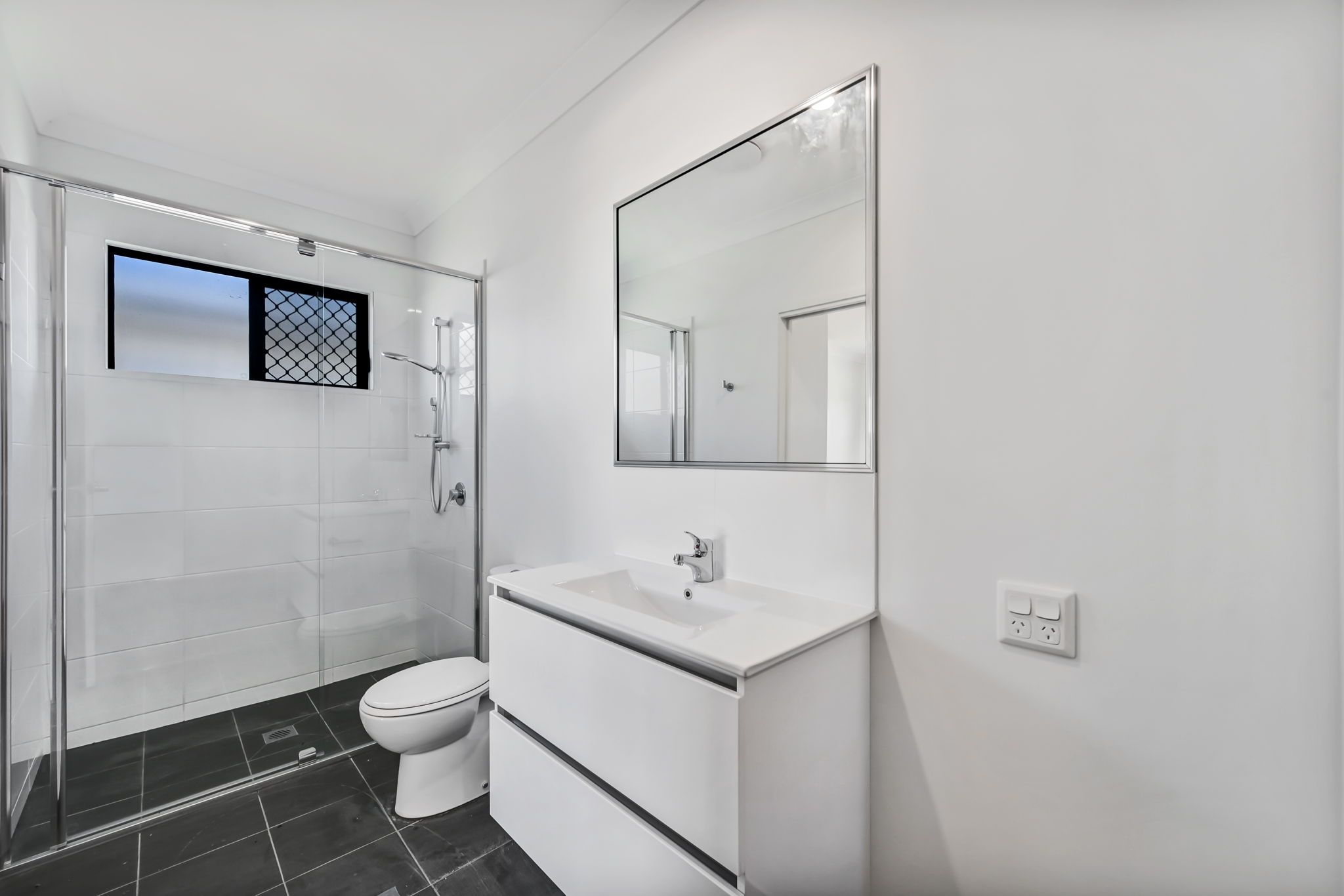 13   Eaglefield St 3 - Bathroom