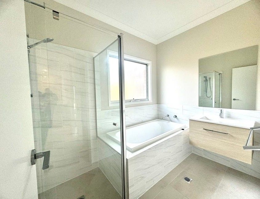 Tulip wood main bathroom