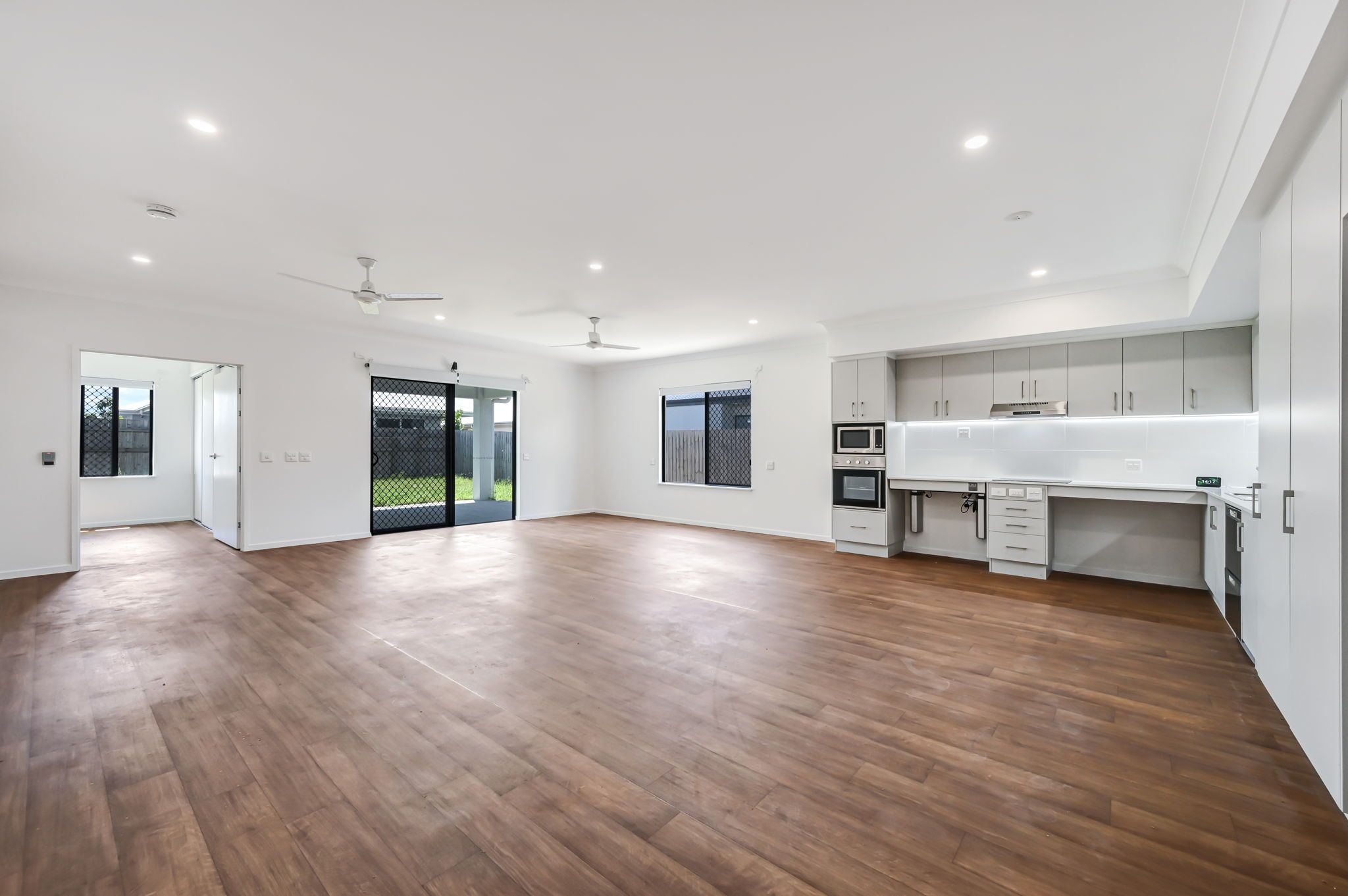 16   Eaglefield St 3 - Kitchen to Patio