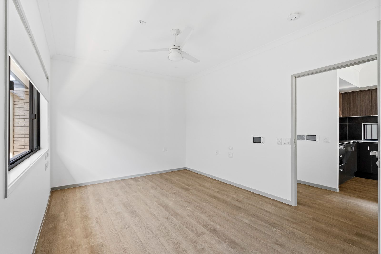 007 Open2view_ID988602-36_Uralba_Street