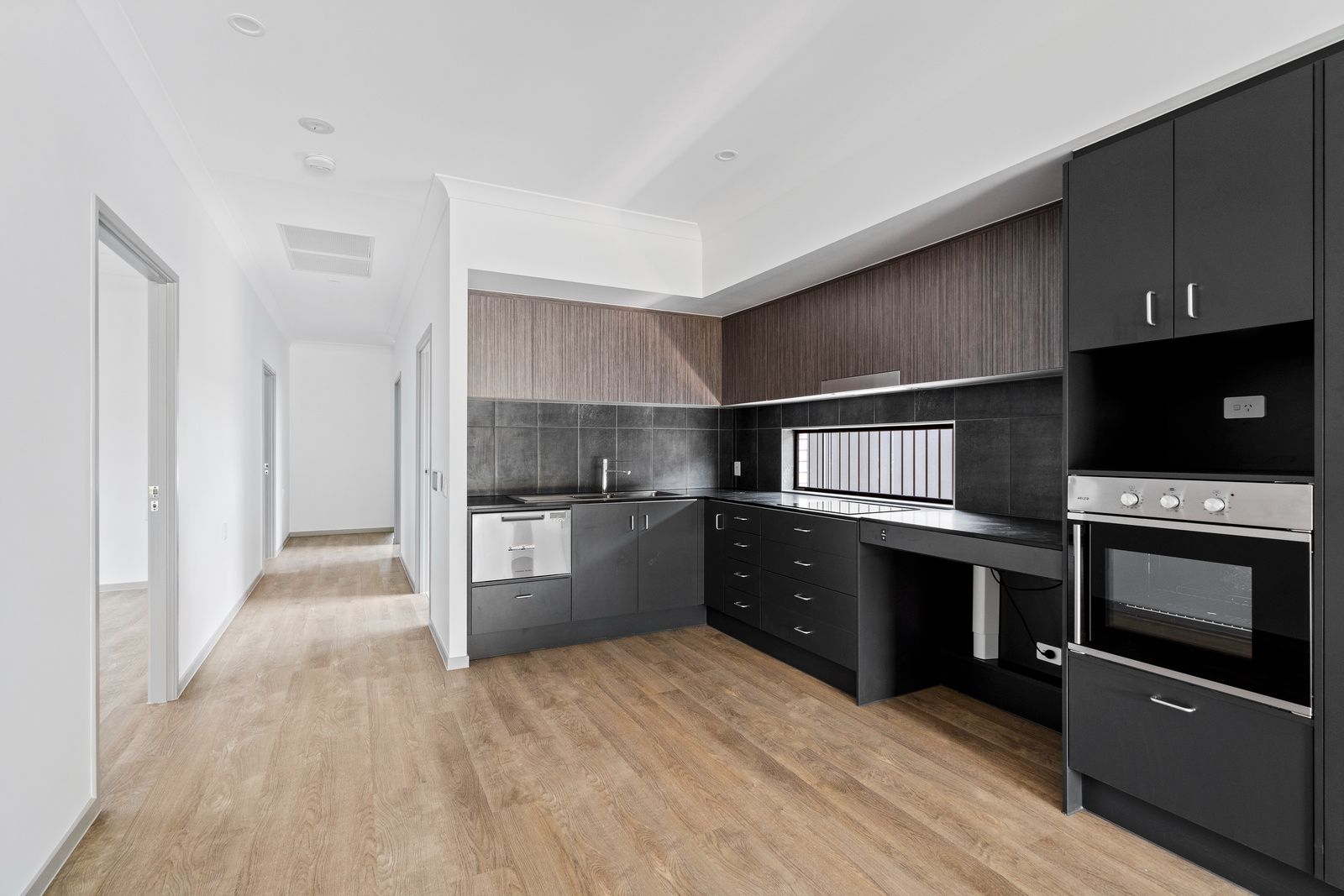 011 Open2view_ID988602-36_Uralba_Street