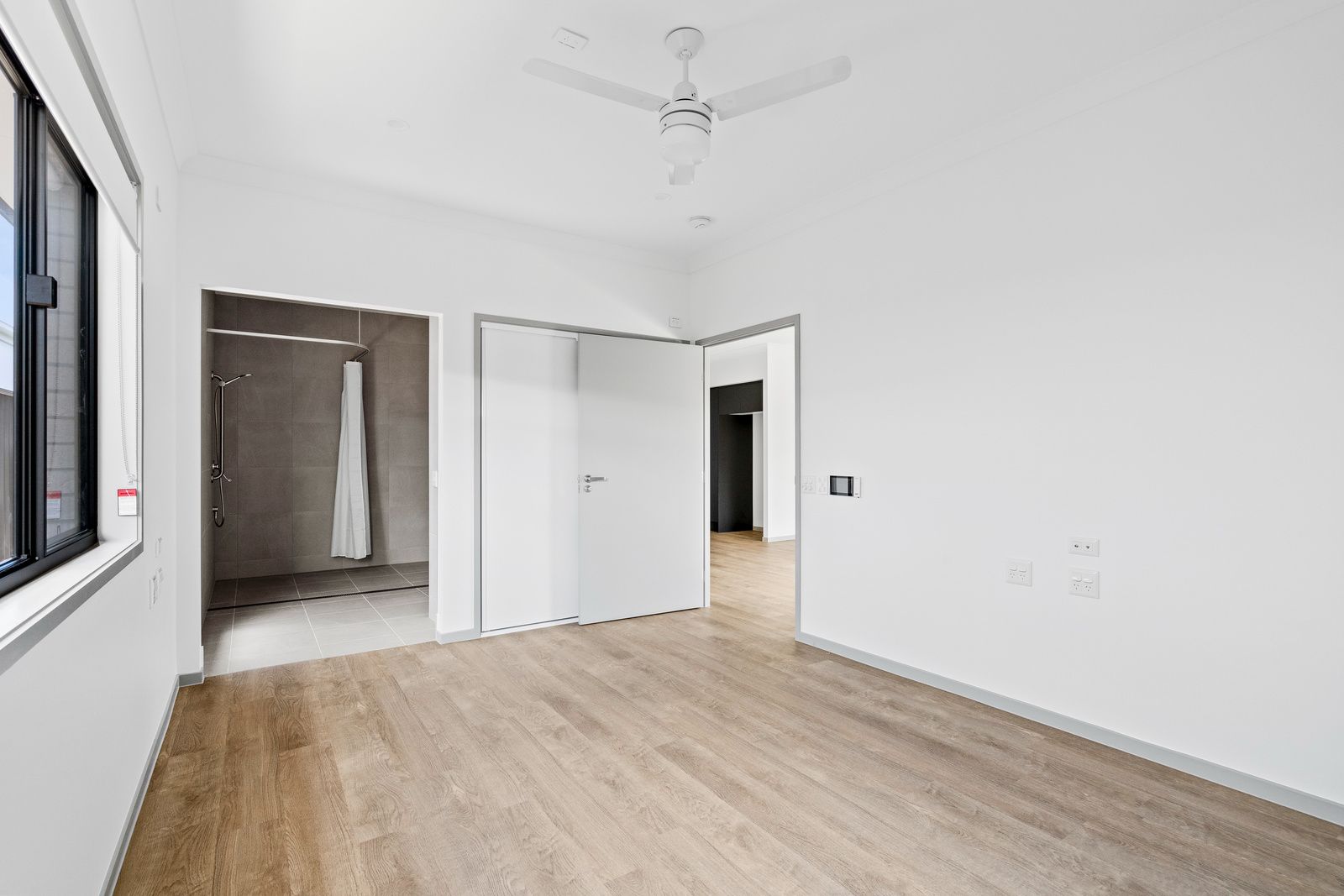 014 Open2view_ID988602-36_Uralba_Street