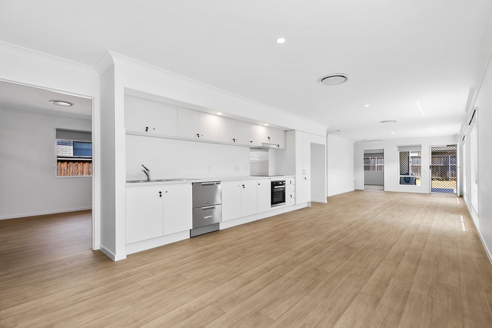 001 Open2view_ID972416-57_Dougan_Street