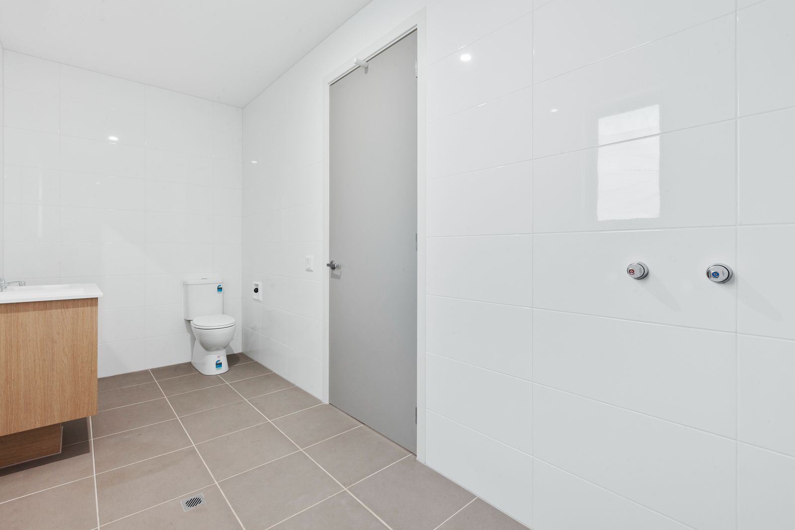 011 Open2view_ID903633-2_Prominent_Road