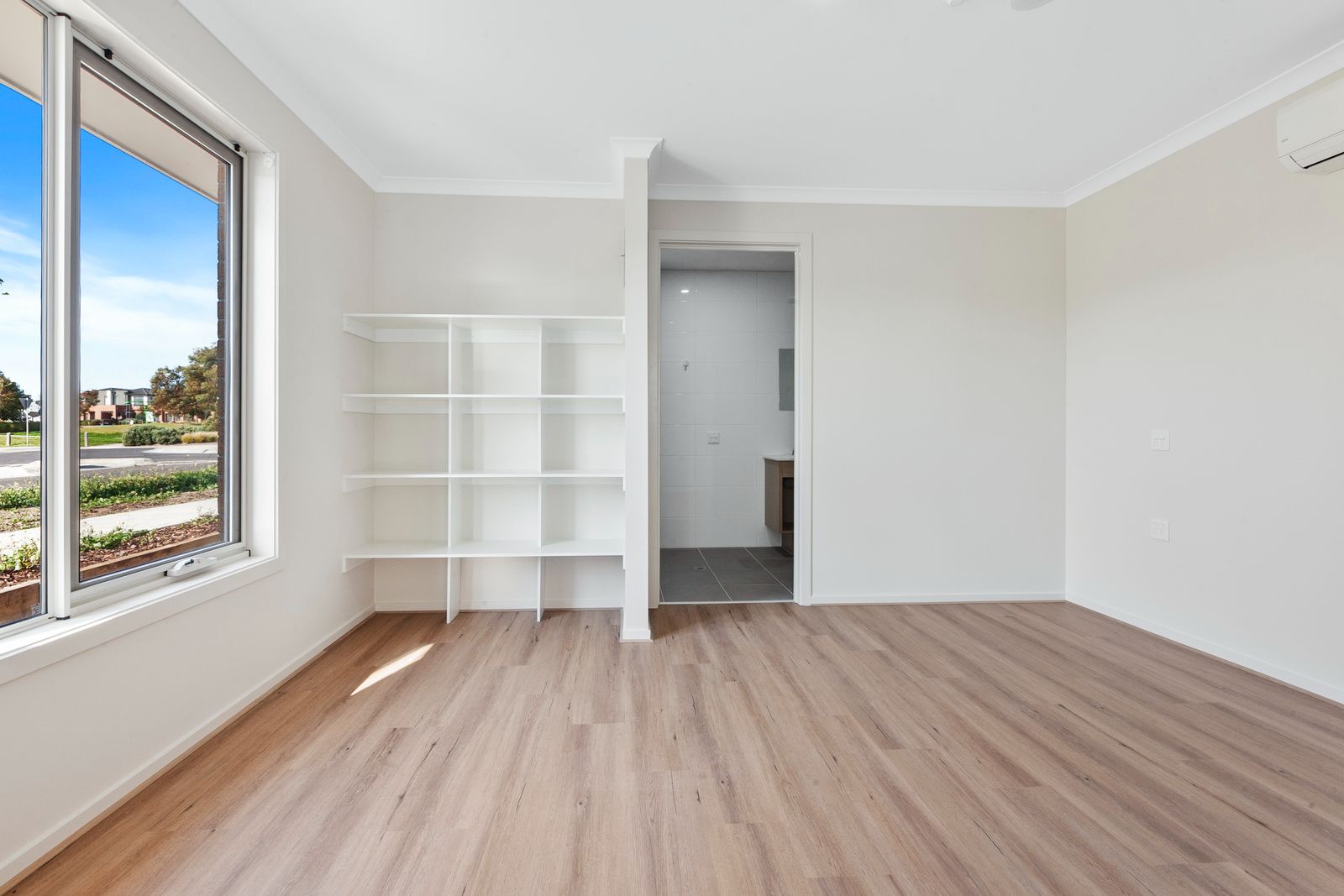 010 Open2view_ID903633-2_Prominent_Road