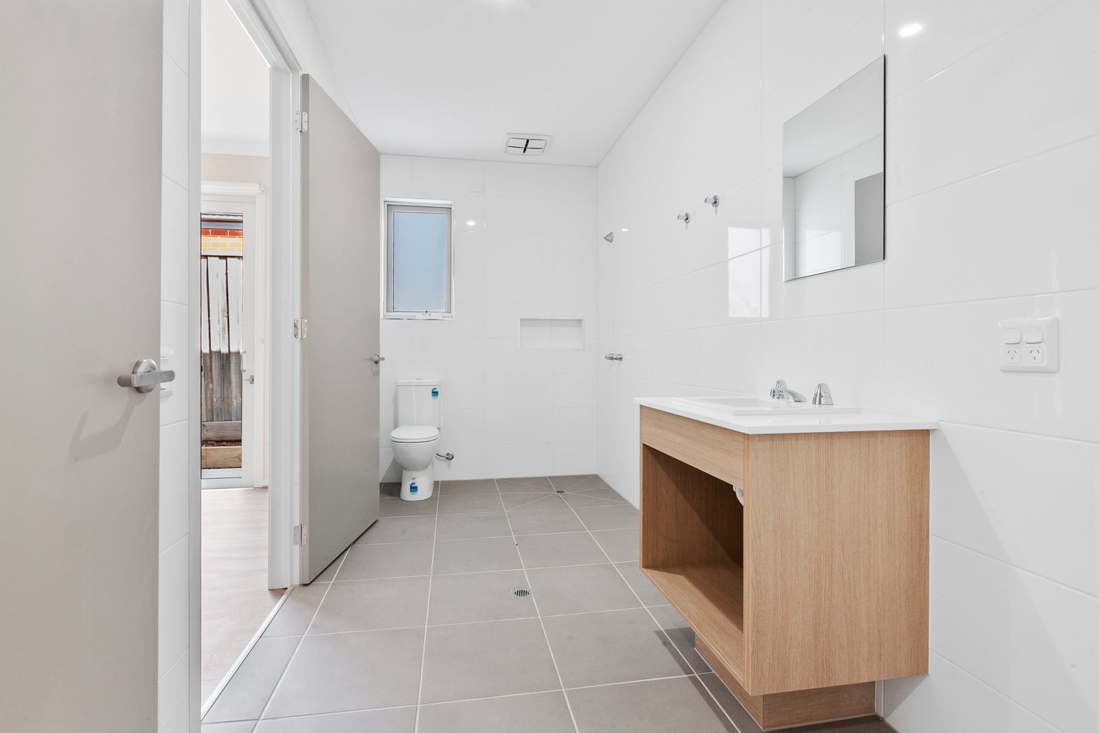 008 Open2view_ID903633-2_Prominent_Road