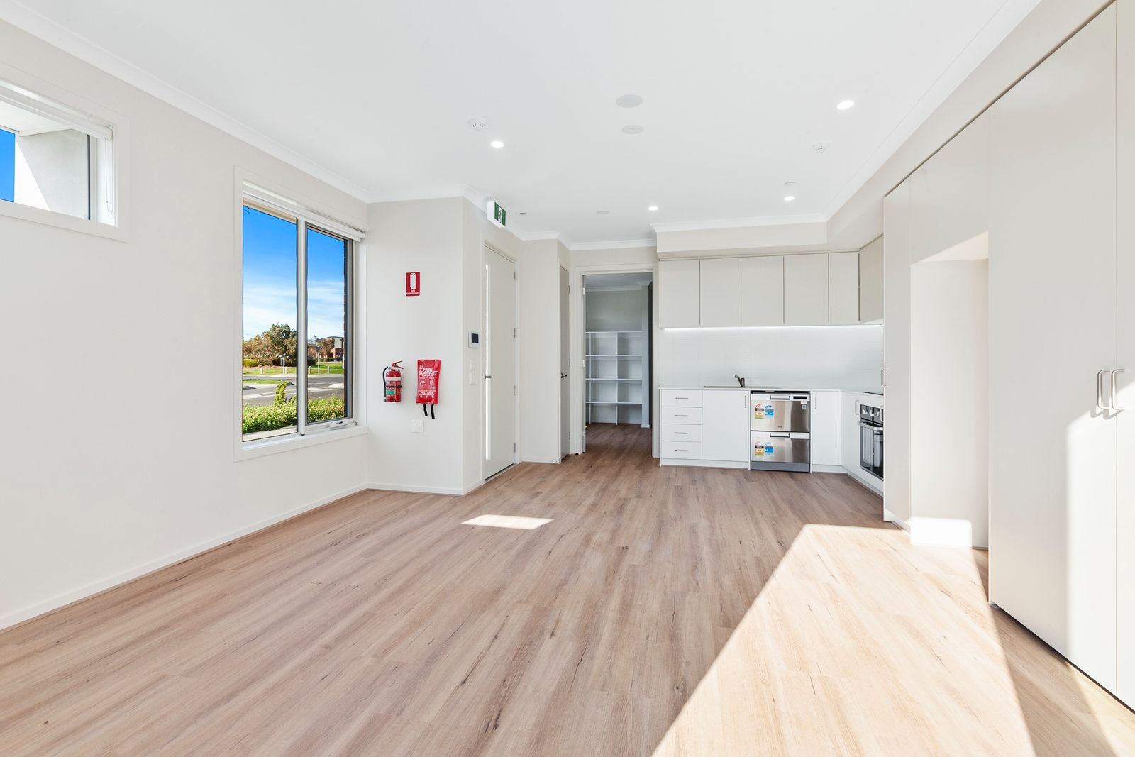 009 Open2view_ID903633-2_Prominent_Road