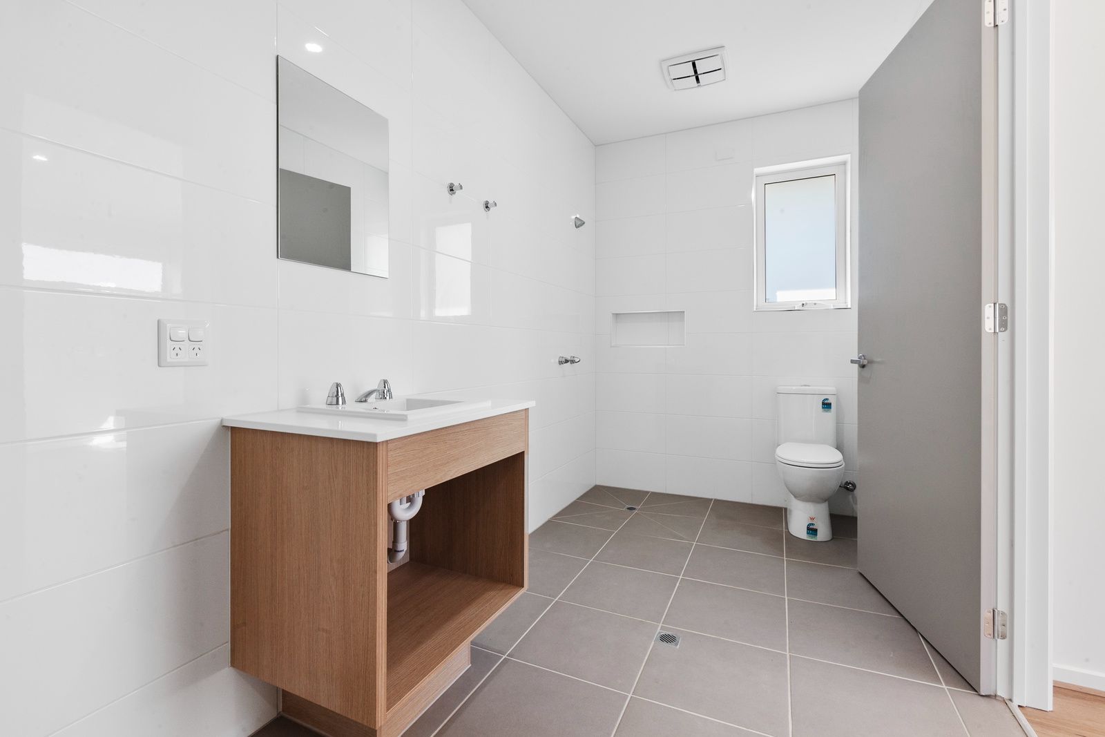 006 Open2view_ID903633-2_Prominent_Road