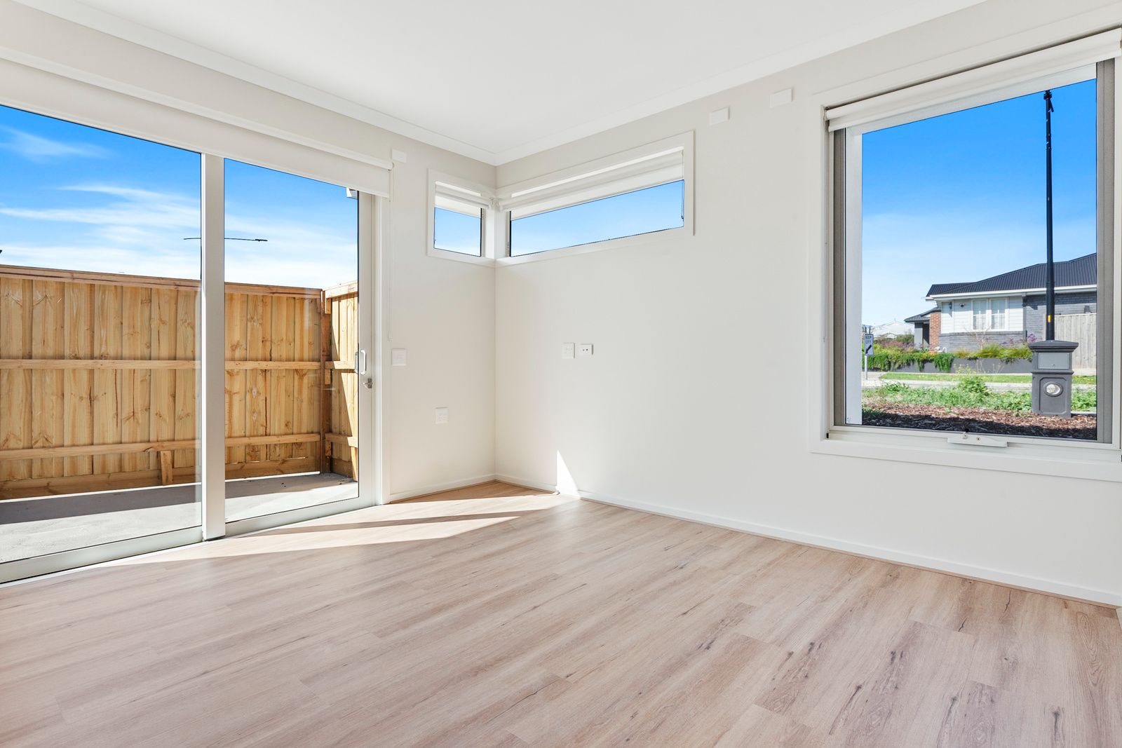 005 Open2view_ID903633-2_Prominent_Road