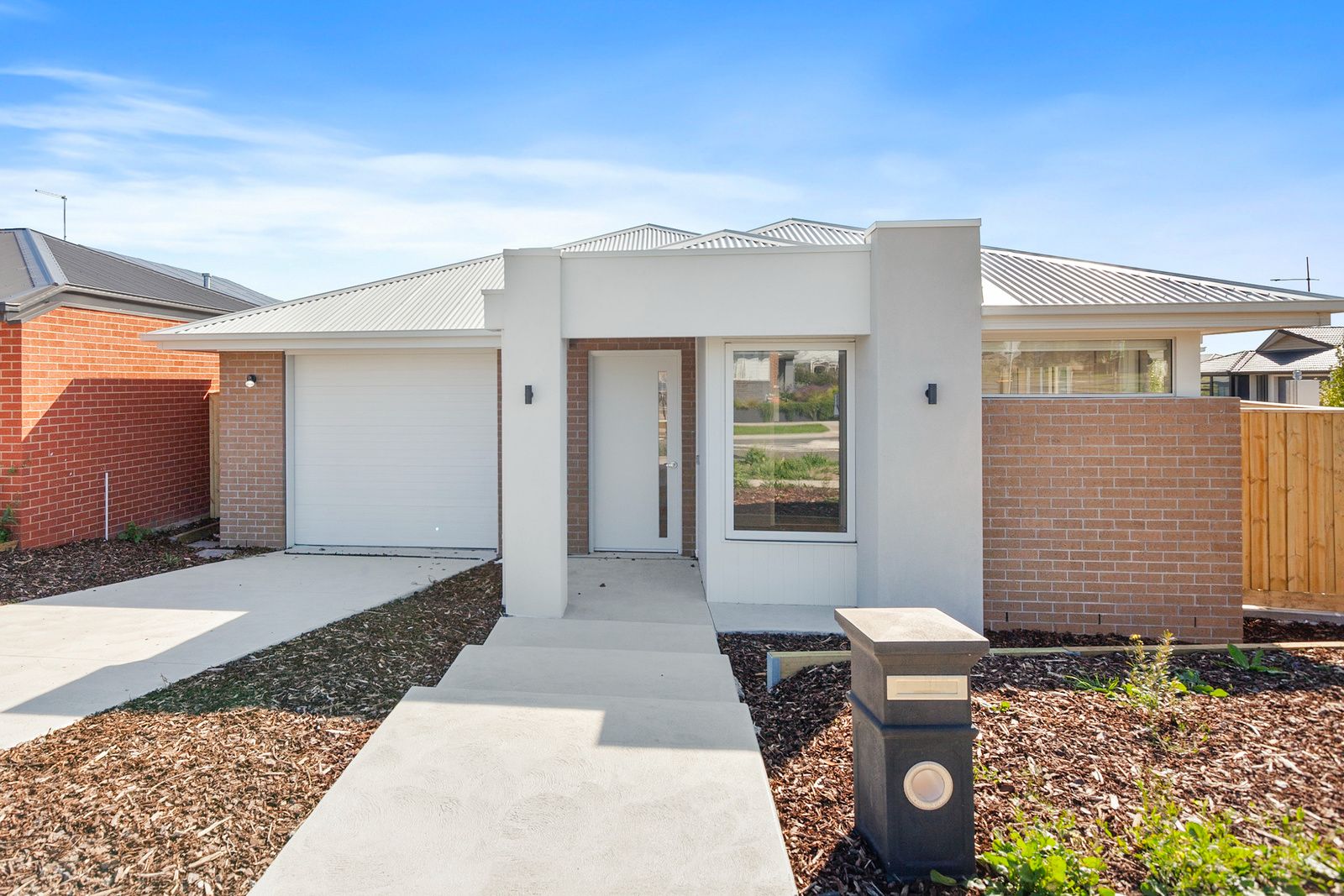 004 Open2view_ID903633-2_Prominent_Road
