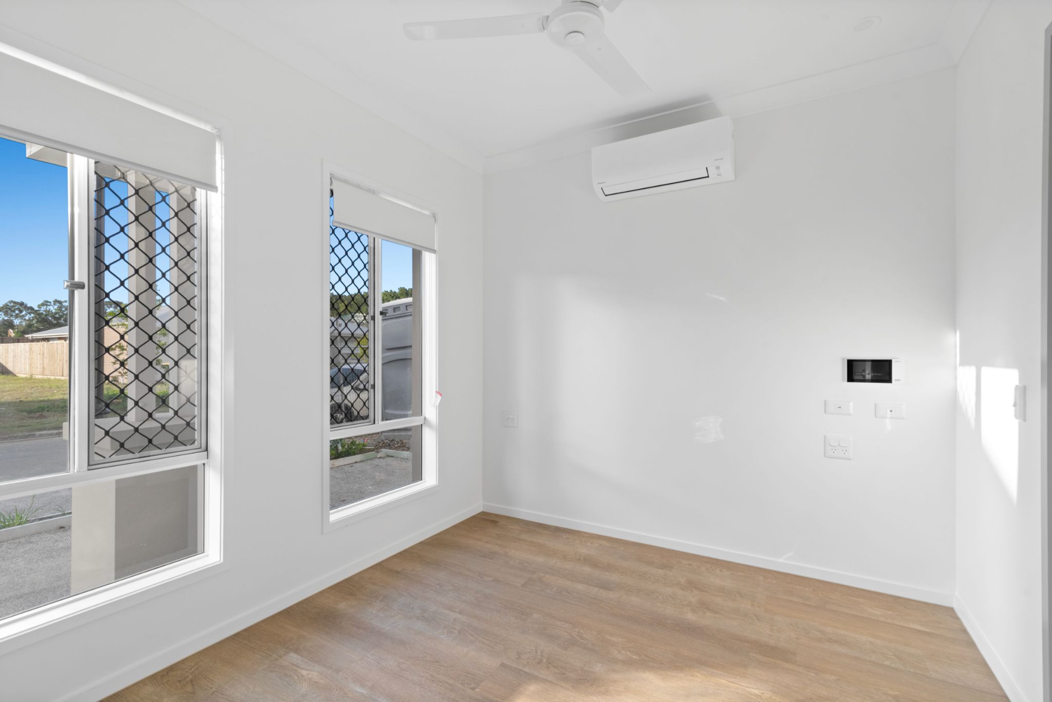 online image-compressor_015_Open2view_ID1015140-25_Shell_Street